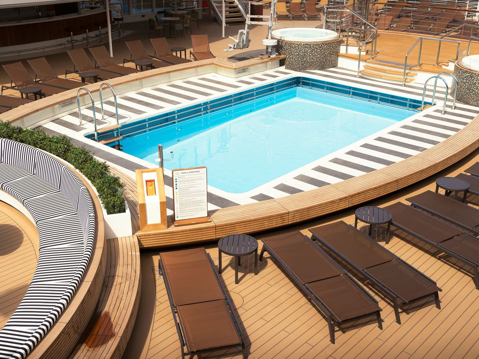 Panorama Pool Club a bordo de Queen Anne