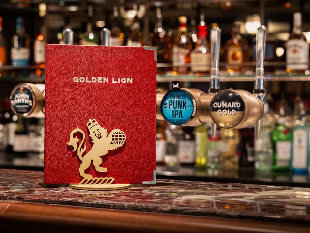 Pub Golden Lion a bordo de Queen Anne