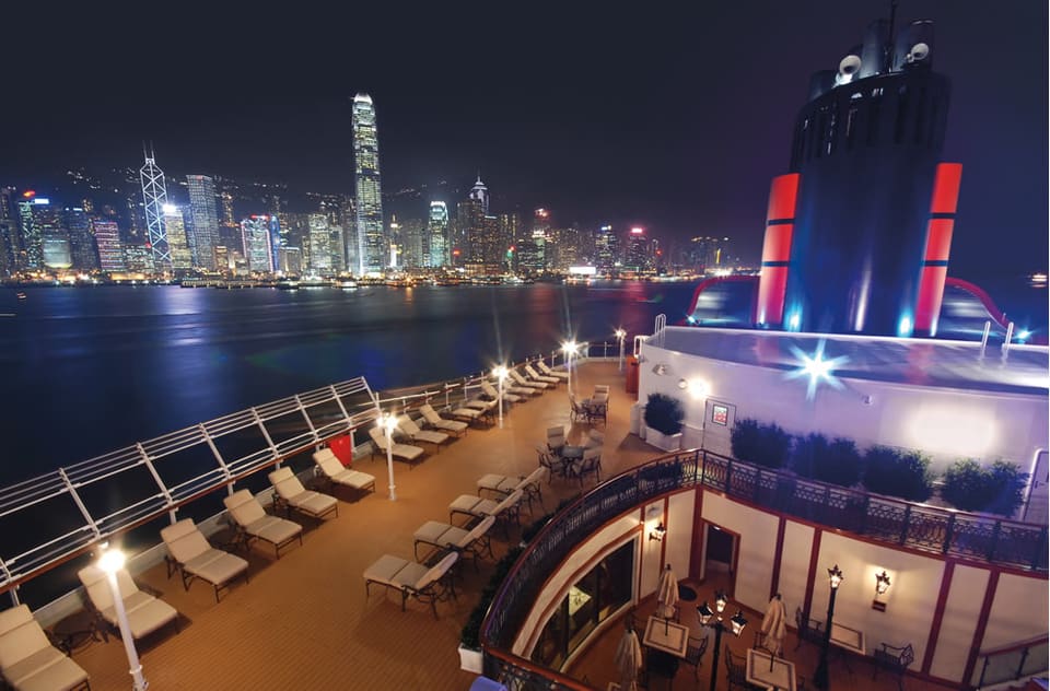 Queen Elizabeth navegando por Hong Kong