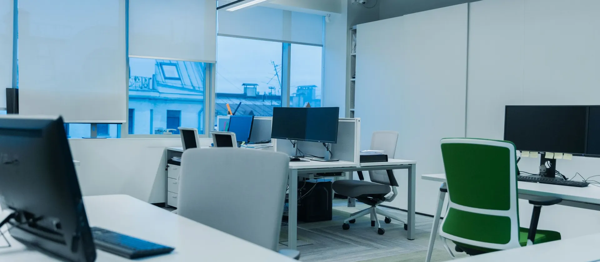 Oficina luminosa con puestos de trabajo