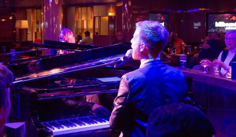 Música en directo en el Piano Bar del Volendam