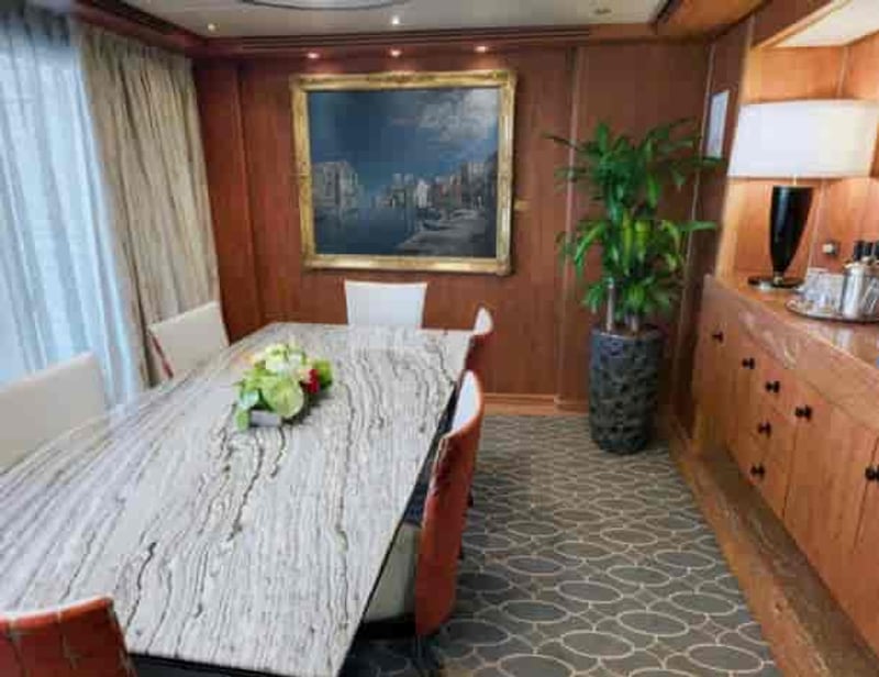 Comedor privado de una Pinnacle Suite del Volendam