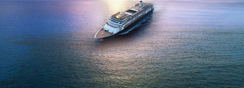 Vista aérea del Volendam navegando en mar abierto