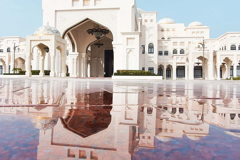Entrada al palacio Qasr Al Watan