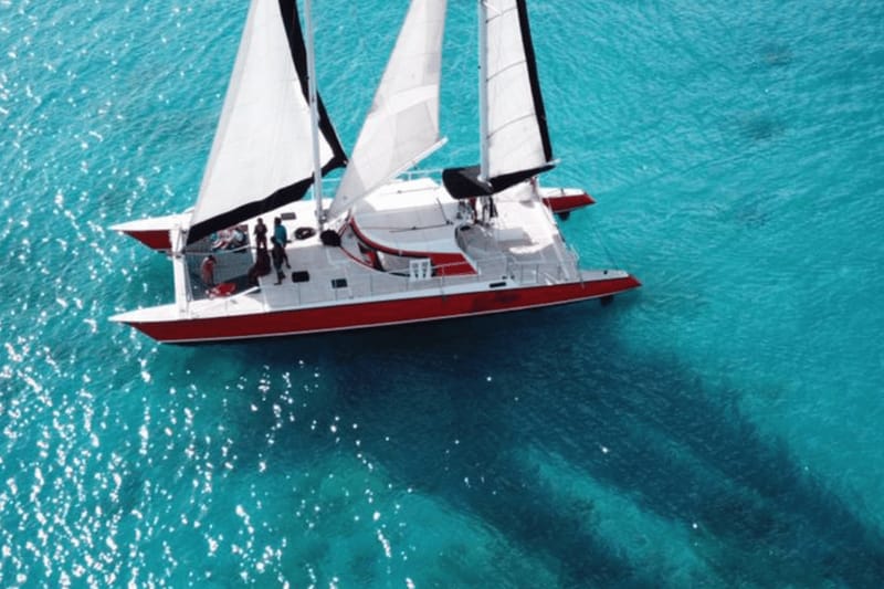 Paseo en catamarán con snorkel y almuerzo
