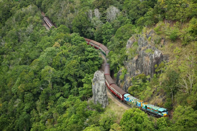 Kuranda en tren panorámico y teleférico
