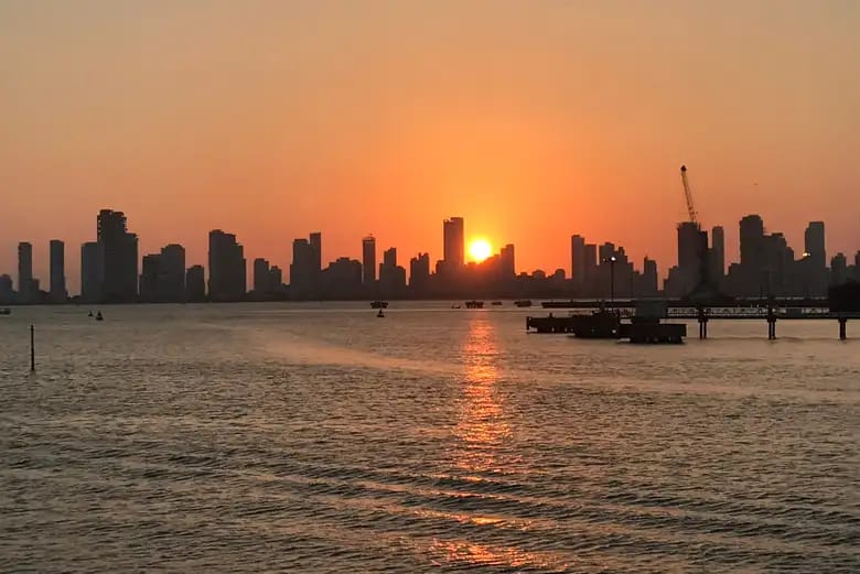 Paseo en barco al atardecer