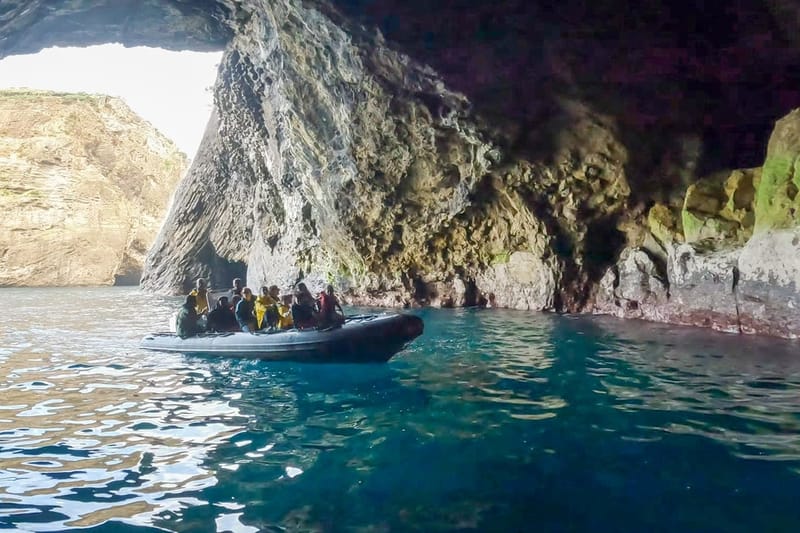Paseo en barco por las grutas y cascadas de Flores