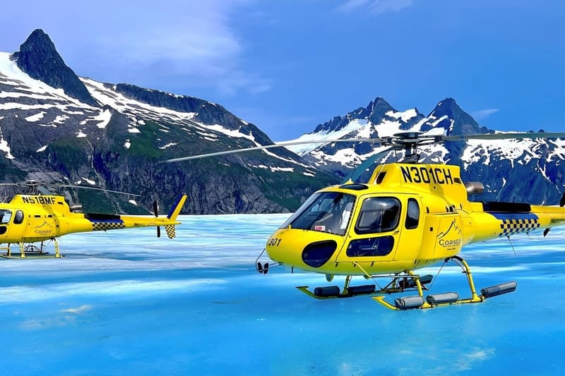 Helicóptero con aterrizaje en glaciar