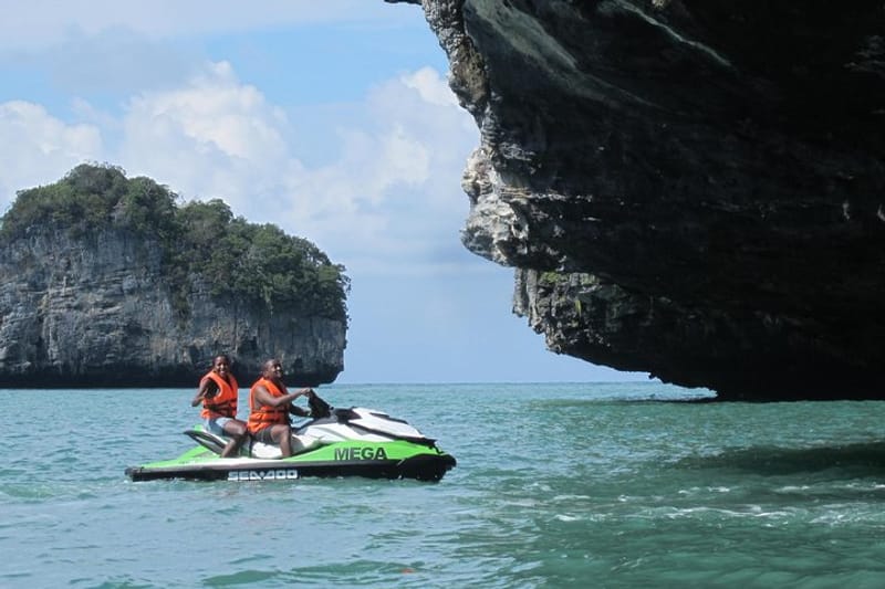 Moto de agua por el archipiélago con la isla Dayang Bunting