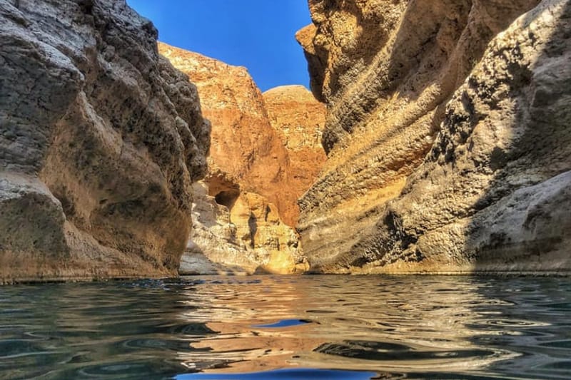 Desde Mascate: Excursión de un día a Wadi Shab y el sumidero de Bimmah