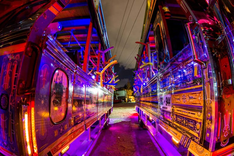 Tour nocturno en chiva rumbera + comida callejera