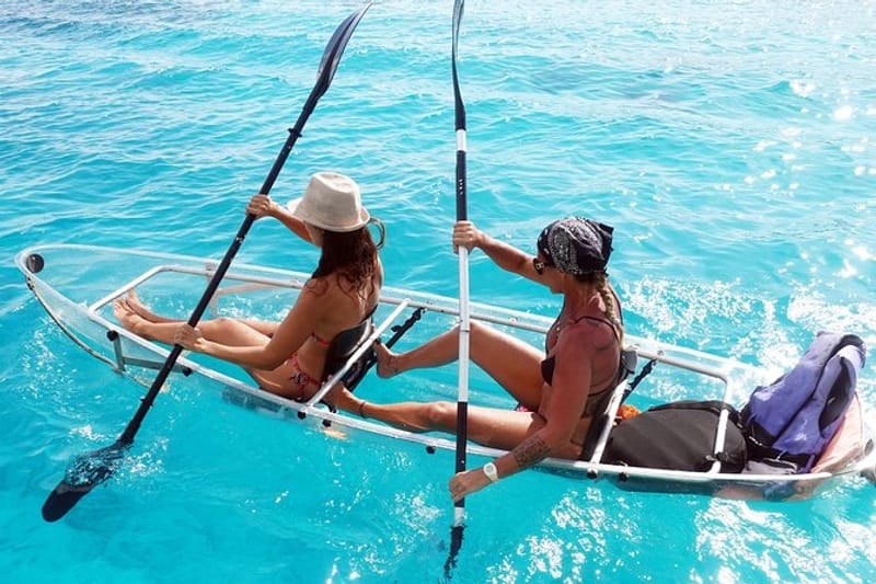 Kayak transparente por la laguna de Moorea