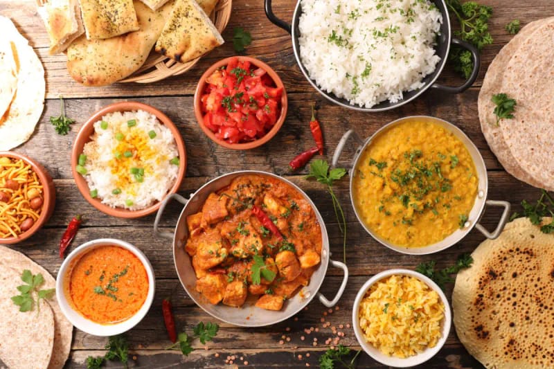 Clase de cocina y comida con una familia india