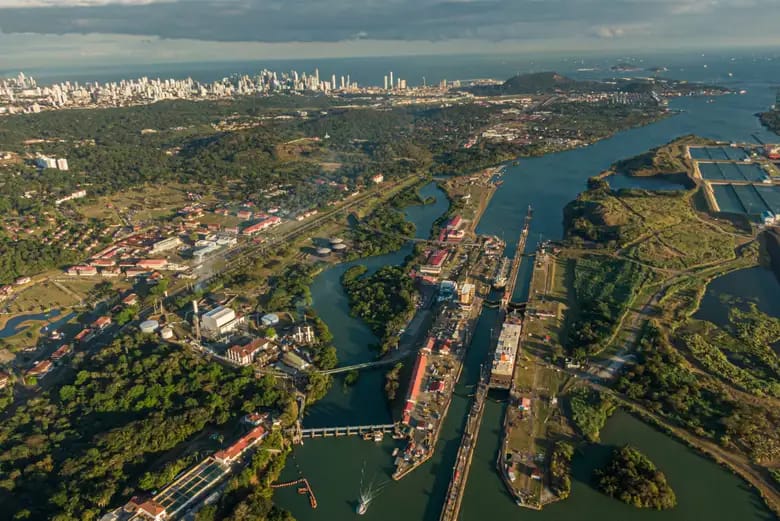 Paseo en barco por el canal de Panamá y el lago Gatún