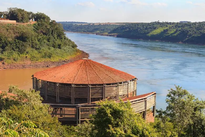 Paseo en barco por los ríos Paraná e Iguazú