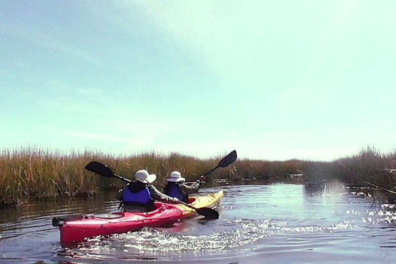 Paseo en kayak hasta las islas de los Uros