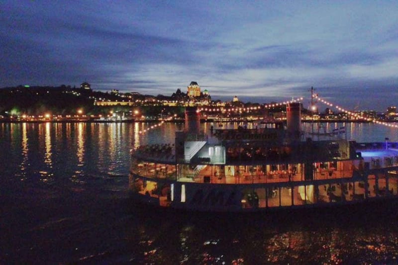 Paseo en barco nocturno por Quebec