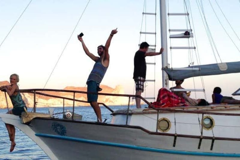 Paseo en barco tradicional por la Caldera de Santorini con comida
