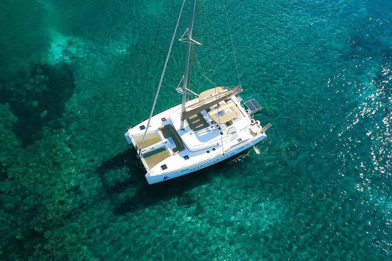 Paseo en catamarán por la Caldera de Santorini con comida