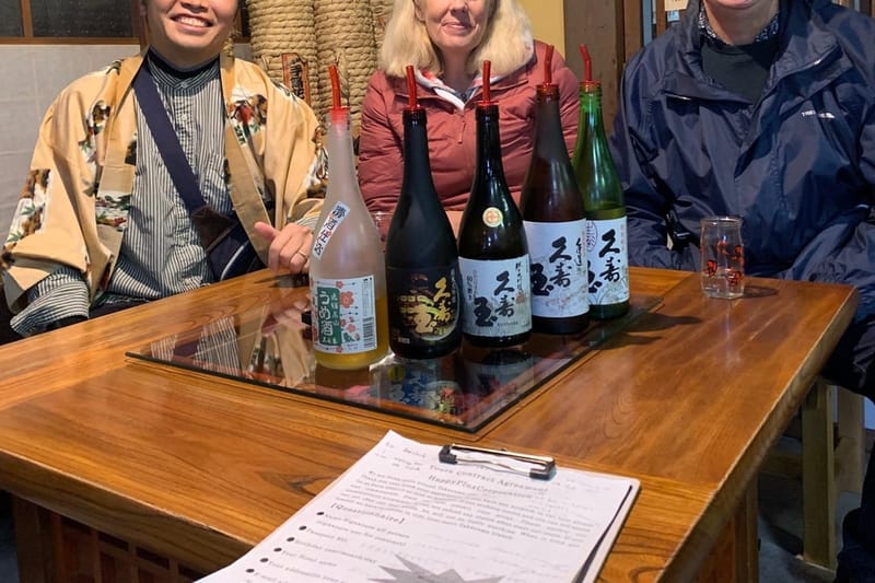 Cata de sake en una bodega histórica de Takayama