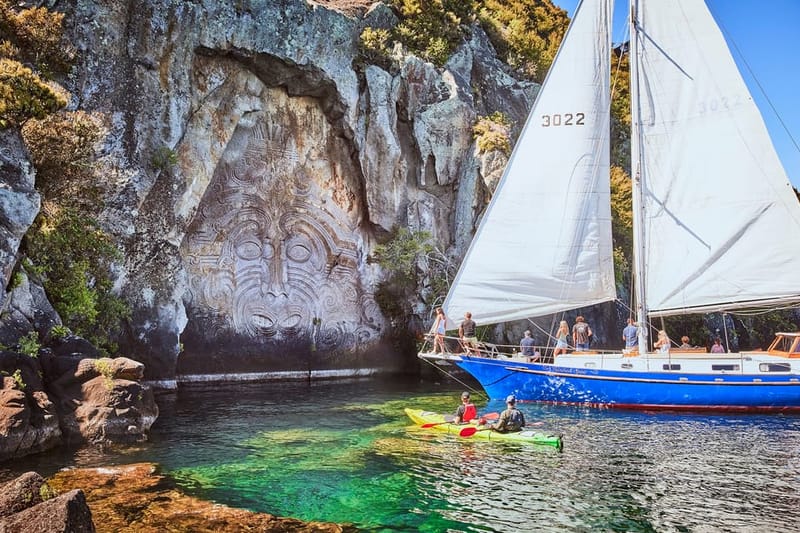 Lago Taupo: navega en un velero clásico hasta las tallas rupestres maoríes