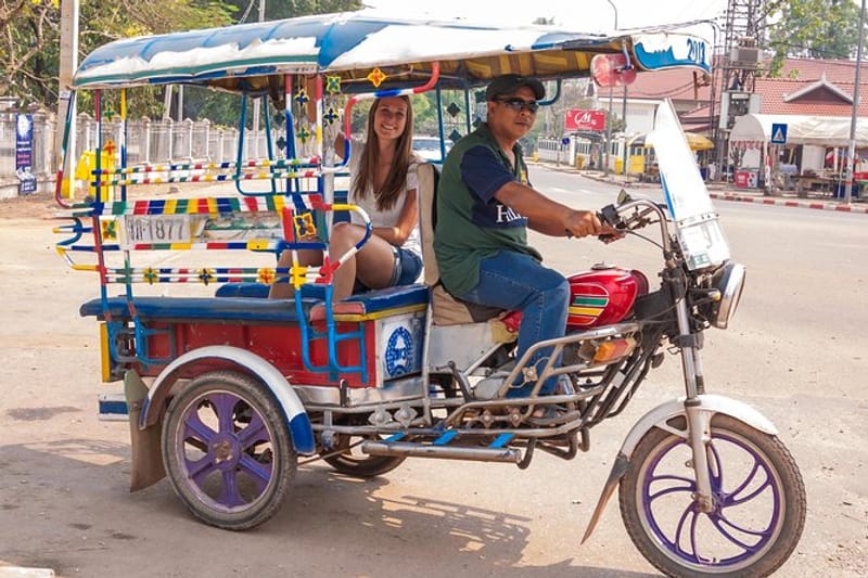 Tour gastronómico en tuk-tuk por Vientián