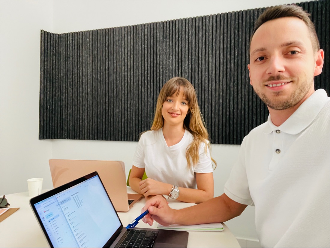 José Simón, director de NomadFlight, y Marta Santos, de atención al viajero
